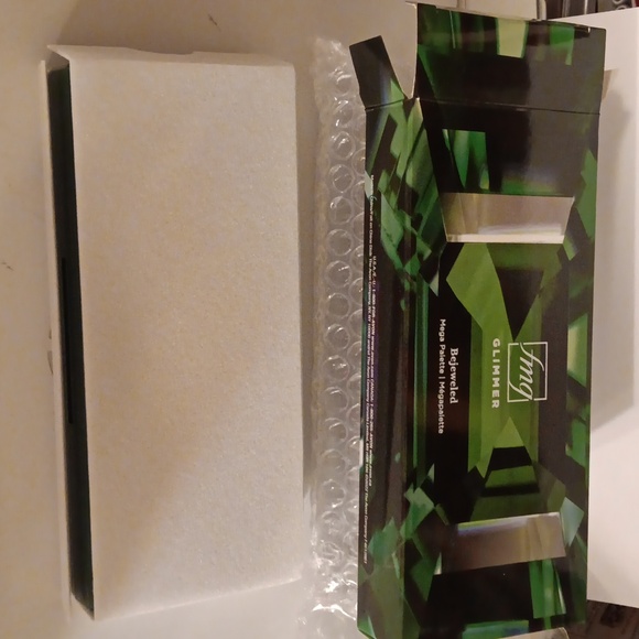 Avon FMG Eyeshadow Contour Highlighter Collection with mirror and brushes - Picture 9 of 11